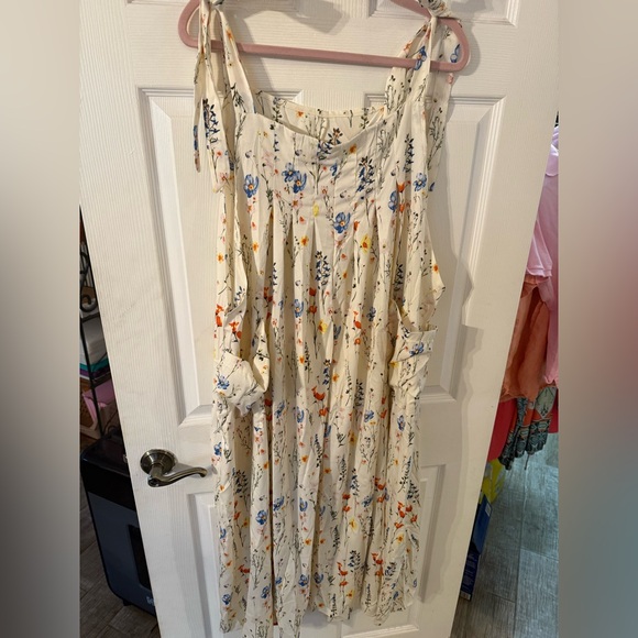 Ladies Floral Maxi Dress with Tie Straps & Pockets (NWOT) - Picture 8 of 10